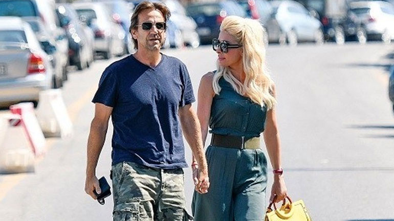 Ελένη Μενεγάκη: Σε βάφτιση στην Άνδρο με τον Μάκη Παντζόπουλο!