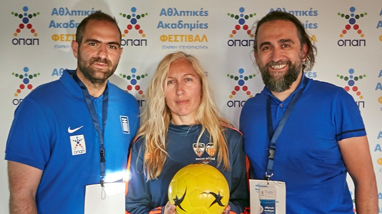 Ο Παναγιώτης Στεφανίδης, ομοσπονδιακός προπονητής ποδοσφαίρου τυφλών,  Έφη Δελή, διευθύντρια Ακαδημίας Super Goal, και Σάκης Κωστάρης, συντονιστής της Ελληνικής Παραολυμπιακής Επιτροπής 