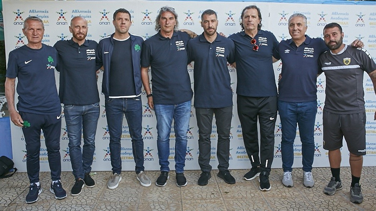 Ο Τάσος Μητρόπουλος με παιδιά των Αθλητικών Ακαδημιών ΟΠΑΠ 