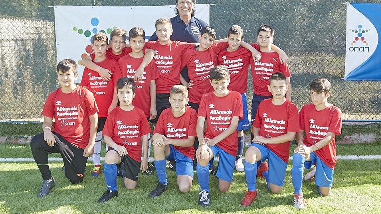  Ο Γιάννης Καλιτζάκης με παιδιά των Αθλητικών Ακαδημιών ΟΠΑΠ 