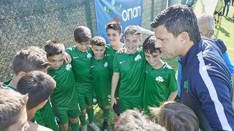  Οι Γιούρκας Σεϊταρίδης και Δημήτρης Παπαδόπουλος με παιδιά των Αθλητικών Ακαδημιών ΟΠΑΠ 