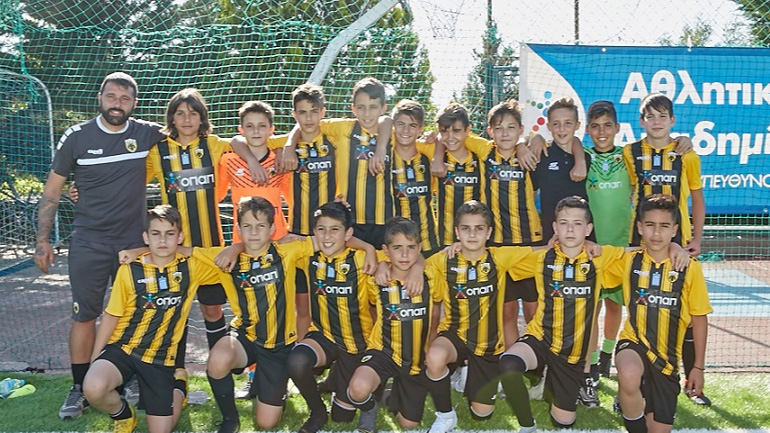 Ο Μιχάλης Παυλής με την ομάδα Κ12 της ΑΕΚ