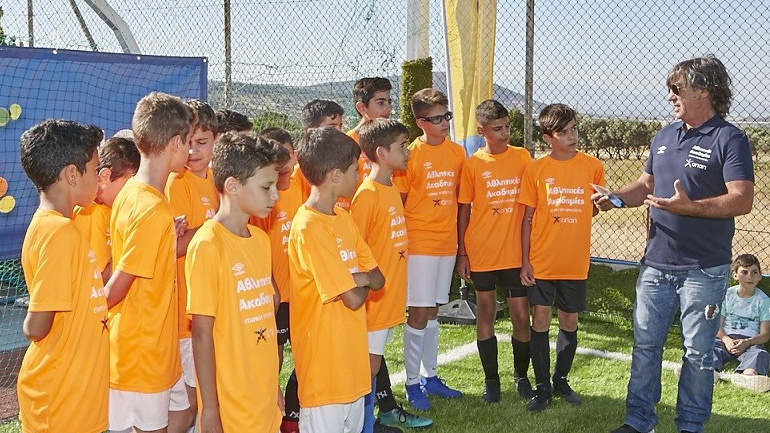  Ο Θωμάς Μαύρος με παιδιά των Αθλητικών Ακαδημιών ΟΠΑΠ 