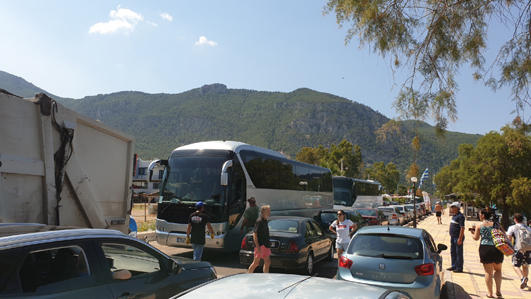 Εικόνα από την Ψάθα ημέρα Σάββατο. Σκουπιδιάρα και δύο λεωφορεία κινούνται ανάποδα! Τόσο απλά, σα να μην τρλεχει τίποτα...