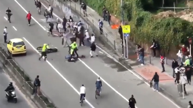 Αστυνομικοί σε μοτοσικλέτες εναντίον σκέιτερ