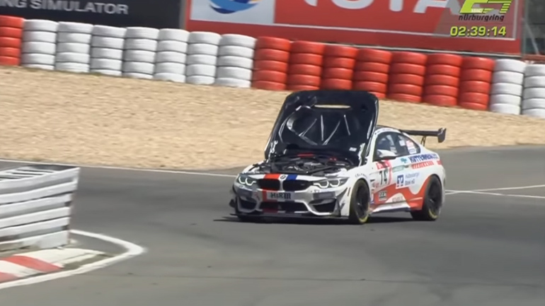 Του άνοιξε το καπό την ώρα του αγώνα!