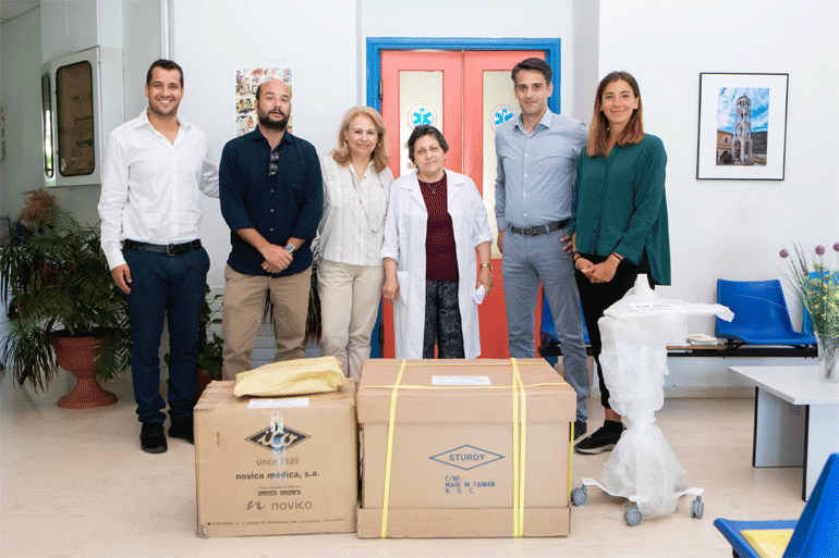 Στιγμιότυπο από την παράδοση του ιατρικού εξοπλισμού στο Κέντρο Υγείας Φιλιππιάδας Πρέβεζας. Διακρίνονται από αριστερά: ο εκπρόσωπος του Ομίλου ΕΛΠΕ κ. Σοφοκλής Δανασσής, ο Πρόεδρος της ΑΚΜΕ Άγονη Γραμμή Γόνιμη κ. Στέφανος Νόλλας, η Διευθύντρια Εταιρικής Κοινωνικής Ευθύνης του Ομίλου ΕΛΠΕ κα Ράνια Σουλάκη, η Διευθύντρια του Κέντρου Υγείας Φιλιππιάδας κα Αικατερίνη Κωστούλα, ο Διευθυντής Ασφάλειας, Υγείας & Περιβάλλοντος της ΕΛΠΕ Upstream κ. Γιώργος Μυκονιάτης και η εκπρόσωπος της Άγονης Γραμμής Γόνιμης κα Μάγδα Μουτζούρη