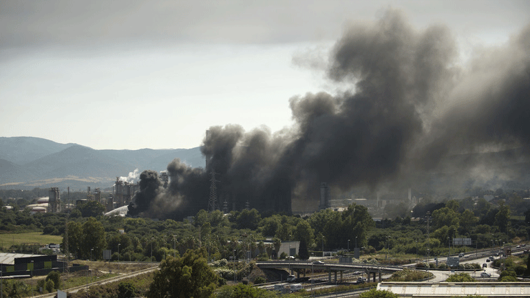 Τεράστιο νέφος καπνού κοντά στο Γιβραλτάρ μετά από πυρκαγιά σε εργοστάσιο χημικών