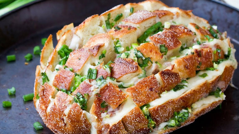 Γεμιστό ψωμάκι με φρέσκο κρεμυδάκι, τυρί και μανιτάρια