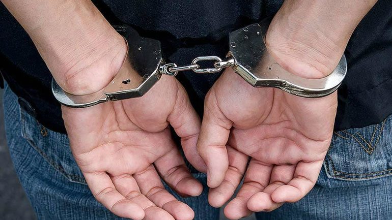 Αμερικανίδα συνελήφθη για κλοπή όταν πήγε στην αστυνομία για να παραδώσει τα όπλα του βίαιου συζύγου της