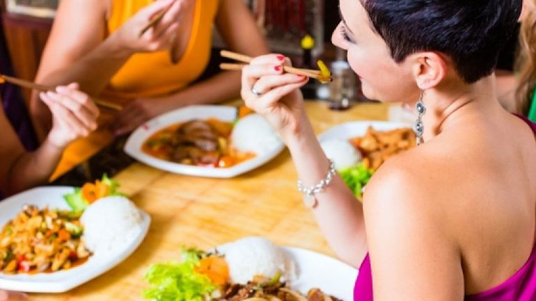 Συστάσεις για ασφαλή γεύματα εκτός σπιτιού