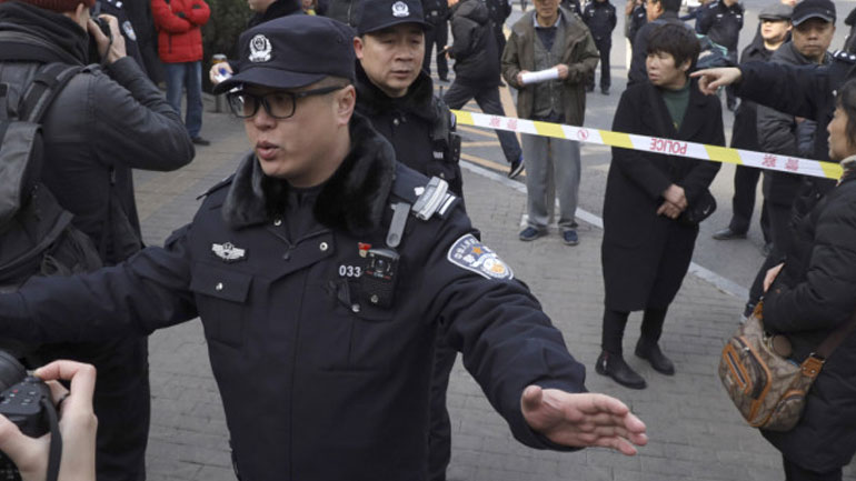 Ν. Κορέα: Χειροπέδες σε άνδρα που έριξε το αυτοκίνητό του, φορτωμένο με γκαζάκια, στην πύλη της αμερικανικής πρεσβείας