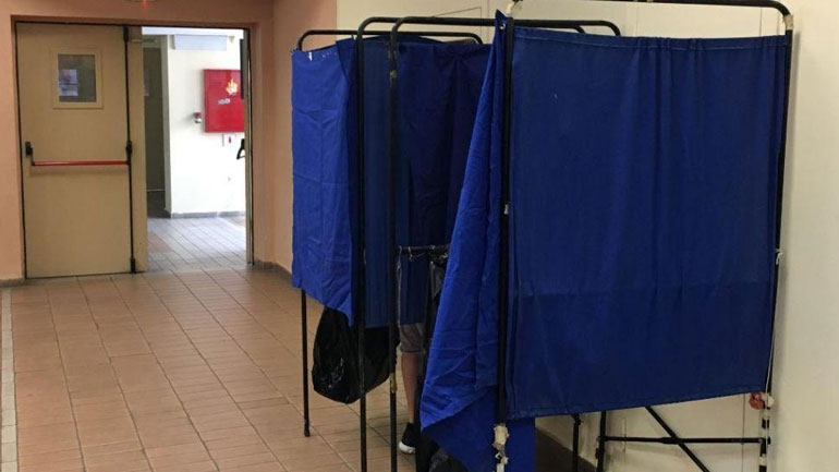 «Μάθε πού ψηφίζεις»: Μειώθηκαν τα εκλογικά τμήματα στο δήμο Ηρακλείου