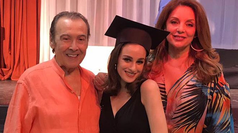 Τόλης Βοσκόπουλος – Άντζελα Γκερέκου: Στο πλευρό της κόρης τους στην αποφοίτησή της!