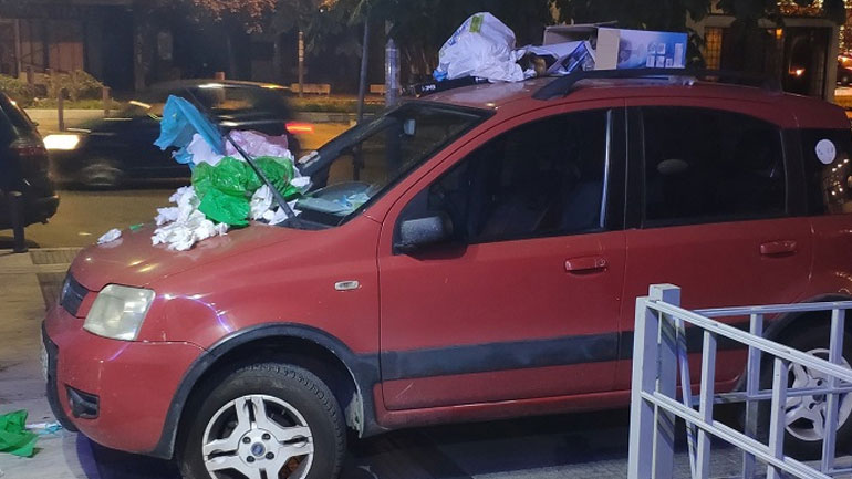 Πάρκαρε το Ι.Χ. του στο πεζοδρόμιο και το βρήκε «στολισμένο»