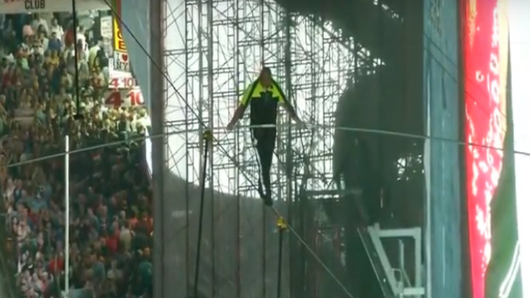 Διέσχισαν την Times Square πάνω σε συρματόσχοινα!