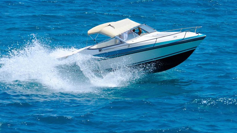 Σε σοβαρή κατάσταση παραμένει στη ΜΕΘ το Ιπποκράτειου ο άνδρας που τραυματίστηκε από ταχύπλοο