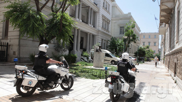 «Ύποπτη» βαλίτσα έξω από το ΥΠΕΞ: Σπεύδουν πυροτεχνουργοί να την ελέγξουν