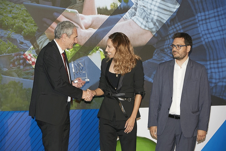 Ο Εκτελεστικός Πρόεδρος του ΟΠΑΠ, Καμίλ Ζίγκλερ, βραβεύει την Ελευθερία Ζούρου, CEO της Doctoranytime