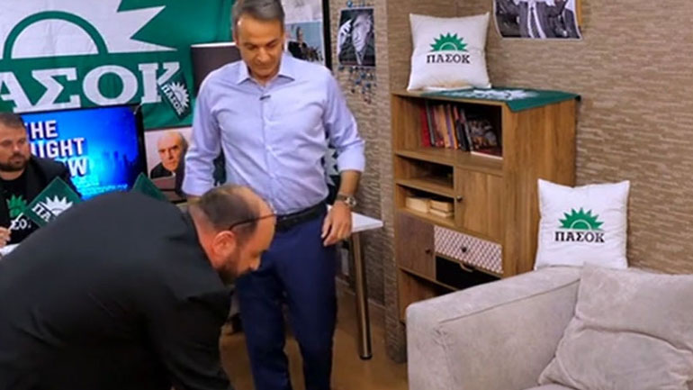 The 2Night Show: H συνάντηση του Κυριάκου Μητσοτάκη με τις Μύγες!