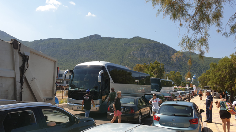 Σκουπιδιάρα και 2 λεωφορεία πήγαιναν ανάποδα στο δρόμο – Ανύπαρκτη η Τροχαία