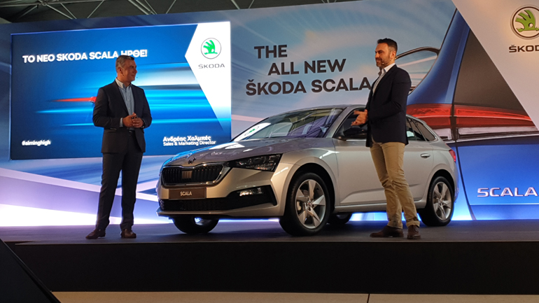 Ο διευθυντής πωλήσεων της ελληνικής εισαγωγικής εταιρείας των αυτοκινητων Skoda Αντρέας Χαλμπές με τον σχεδιαστή Δημήτρη Δαρκούδη