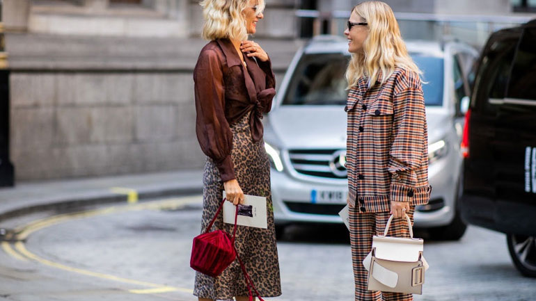 H σατέν φούστα που θα γίνει ανάρπαστη σε κάθε απόχρωση αυτό το καλοκαίρι!