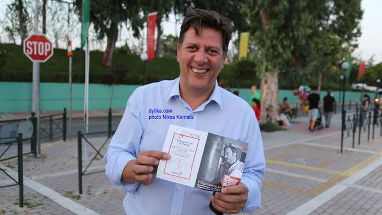 Ακομπλεξάριστος ο Βαρβιτσιώτης, μοιράζει στο Περιστέρι φυλλάδια ΜέΡΑ25 του Ρουμελιώτη