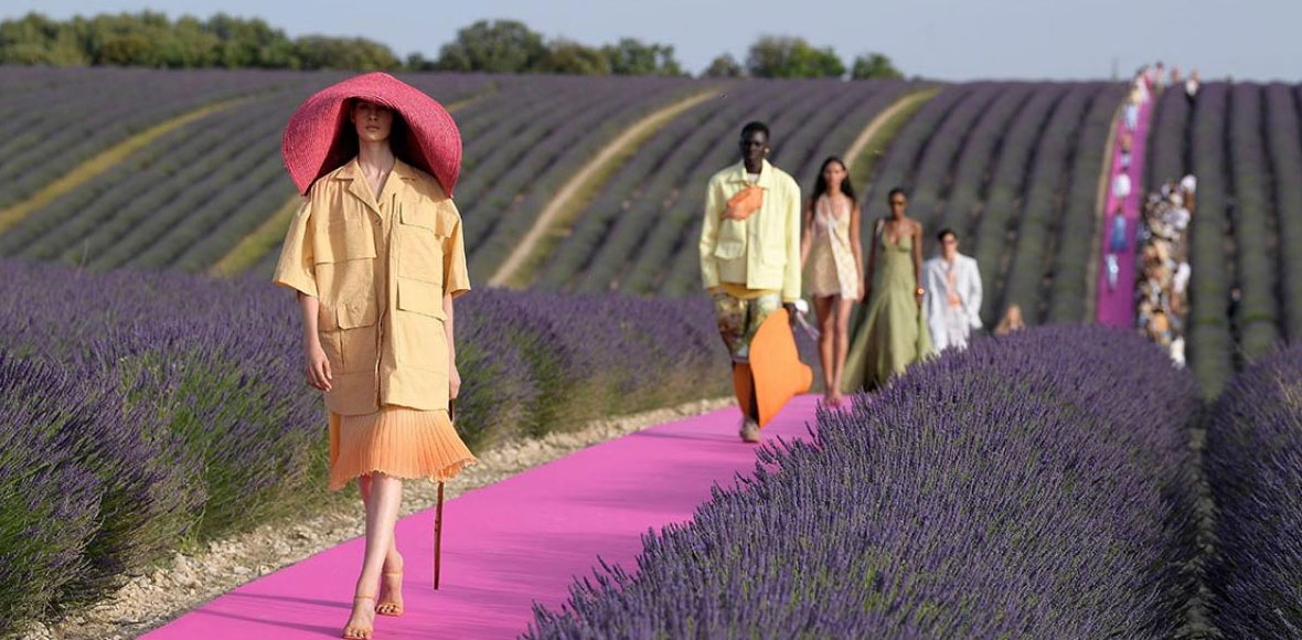 Ντεφιλέ του οίκου Jacquemus στο λιβάδι με τις λεβάντες