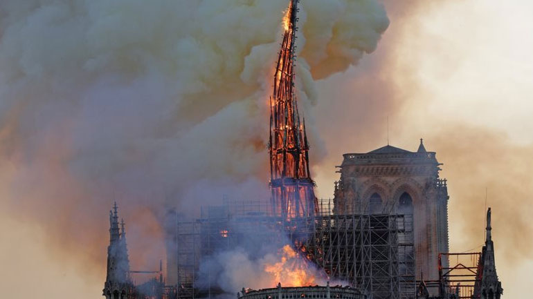 Την πιθανότητα να οφείλεται σε αμέλεια η πυρκαγιά στην Παναγία των Παρισίων εξετάζουν οι εισαγγελικές αρχές της Γαλλίας