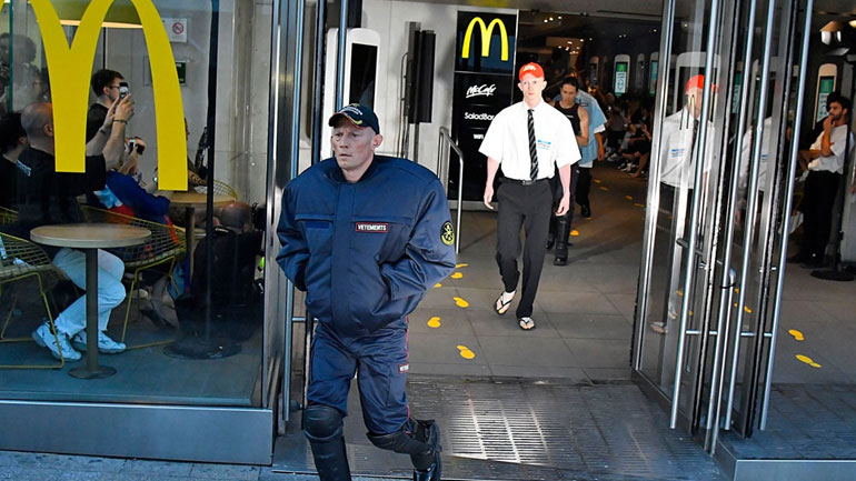 O Demna Gvasalia παρουσίασε τη νέα συλλογή του οίκου Vetements στα McDonald’s!