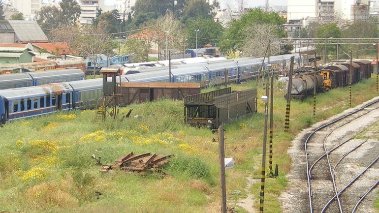 Φωτιά σε παλιά βαγόνια του ΟΣΕ στου Ρέντη