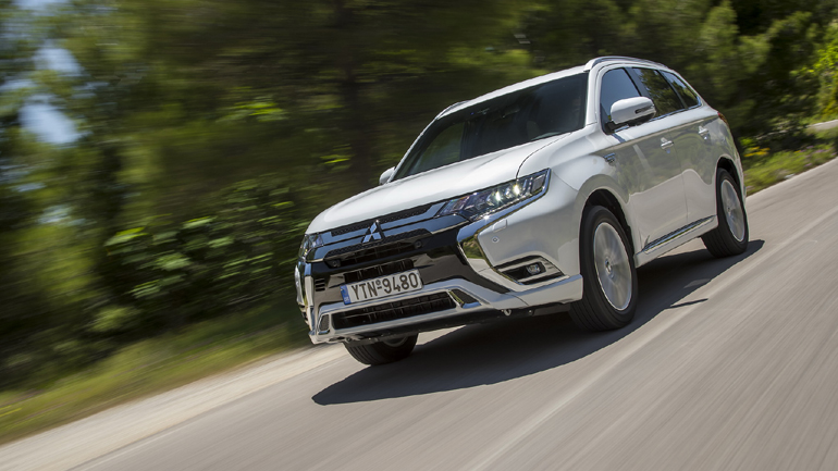 Mitsubishi Outlander PHEV: Μπαίνει και στην πρίζα…