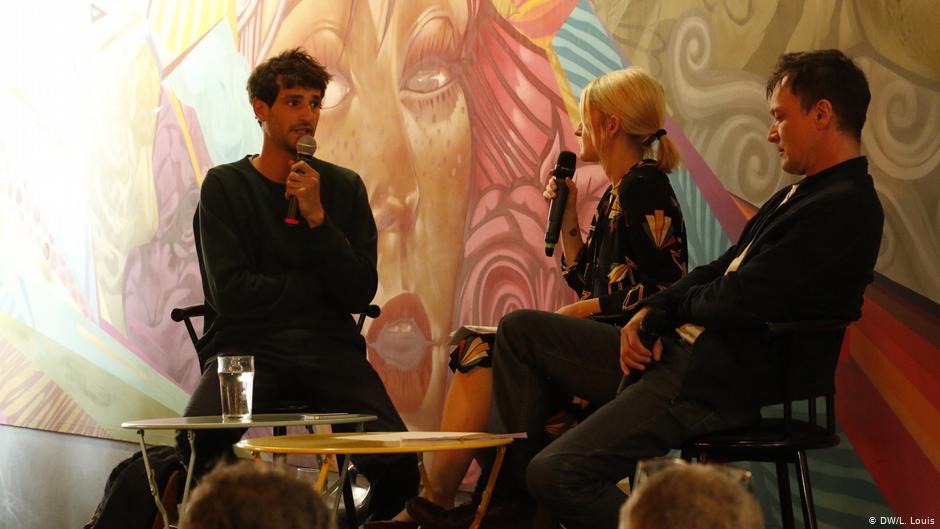 O Mατίας Ντεστάλ (αριστερά) ασχολείται με την ερευνητική δημοσιογραφία στη Γαλλία