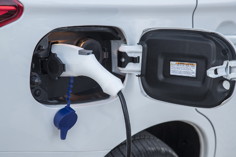 Με αυτό τον τρόπο και από μία κοινή πρίζ μπορείς να φορτίσει τις μπαταρίες του αυτοκινήτου σου...