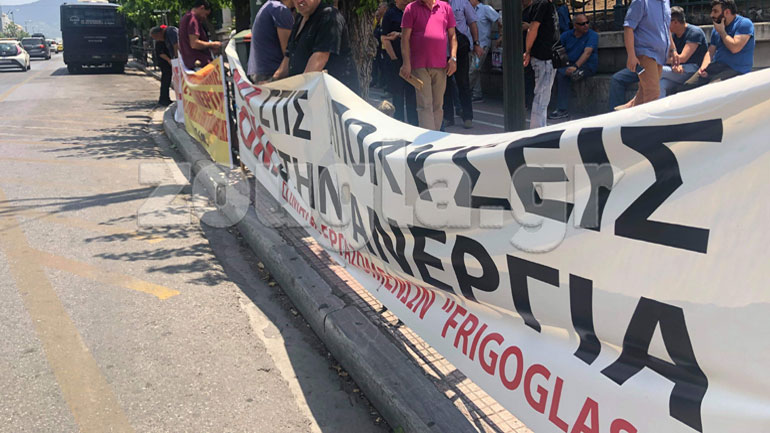 Διαμαρτυρία εργαζομένων στον χώρο του μετάλλου έξω από τη Βουλή