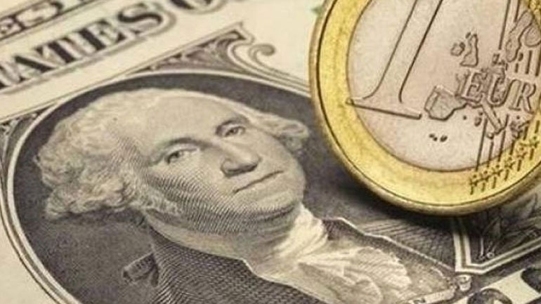 Το ευρώ υποχωρεί οριακά 0,05%, στα 1,1366 δολάρια