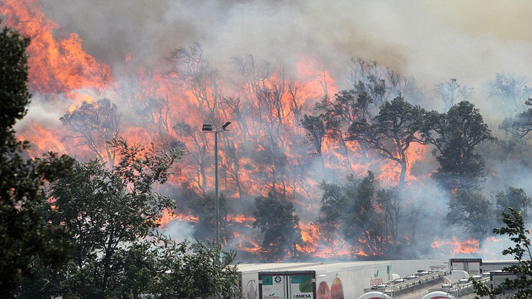 Εκτός ελέγχου μαίνεται η πυρκαγιά στην Καταλονία