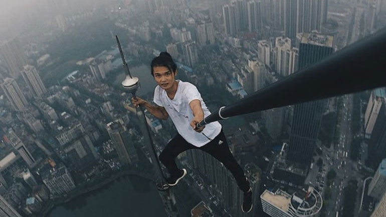 Πέντε φορές πιο φονικές από τις επιθέσεις καρχαριών οι selfies