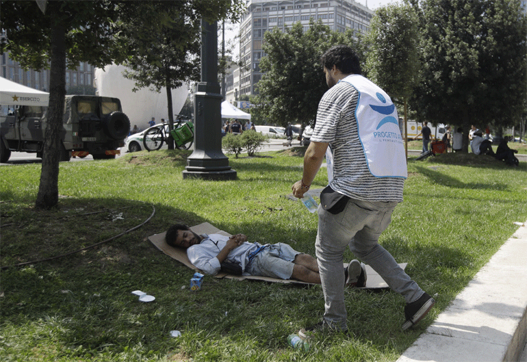 Στο Μιλάνο, εθελοντές μοιράζουν μπουκαλάκια με νερό στους άστεγους