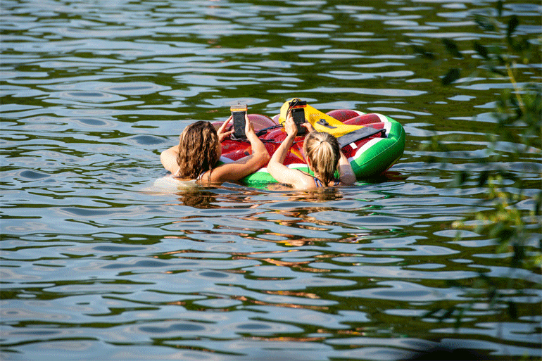 Μπάνιο και selfies σε λίμνη του Βερολίνου