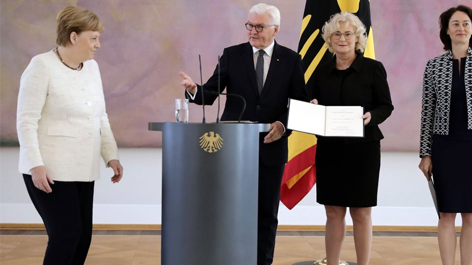 Φωτογραφία από τη σημερινή συνάντηση Μέρκελ - Σταϊνμάιερ στην τελετή αποχώρησης της υπουργού Δικαιοσύνης Καταρίνα Μπάρλεϊ