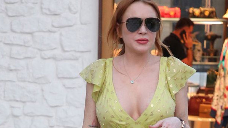 Lindsay Lohan: Απολαμβάνει τις βόλτες της στη Μύκονο!