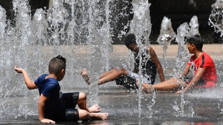 Καύσωνας στην Ευρώπη: Έως 45°C στη Γαλλία, ανεξέλεγκτη πυρκαγιά στην Καταλονία Καύσωνας στην Ευρώπη: Έως 45°C στη Γαλλία, ανεξέλεγκτη πυρκαγιά στην Καταλονία