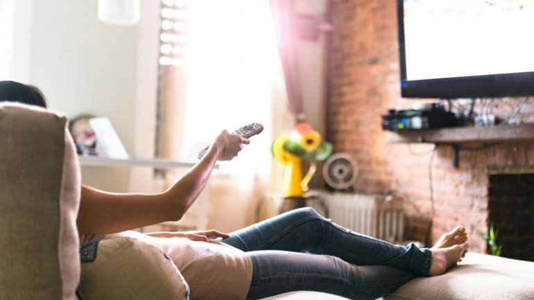 Το καθισιό μπροστά από την τηλεόραση είναι πιο ανθυγιεινό από ό,τι το καθισιό στο γραφείο