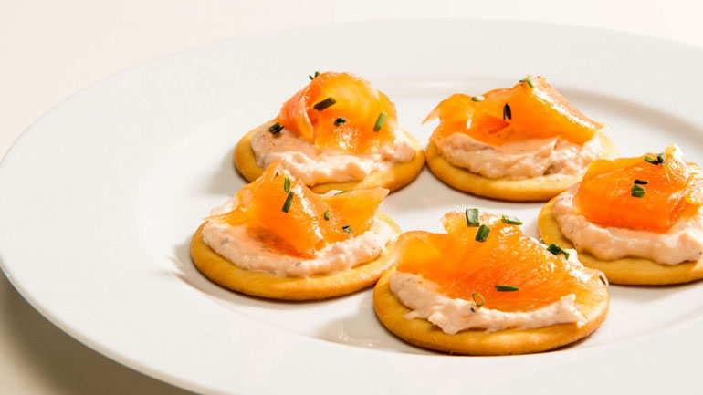 Καναπεδάκια με μους σολομού για να εντυπωσιάσετε τους καλεσμένους σας!