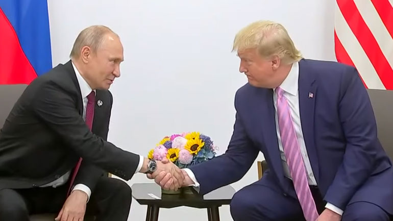 Χαμογελαστός ο Τραμπ ζήτησε από τον Πούτιν να μην αναμειχθεί στις εκλογές της χώρας του