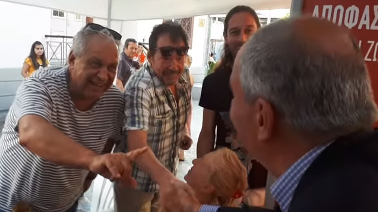 «Επίσκεψη» Κ. Καραμανλή στο περίπτερο του ΣΥΡΙΖΑ στην Καλαμαριά