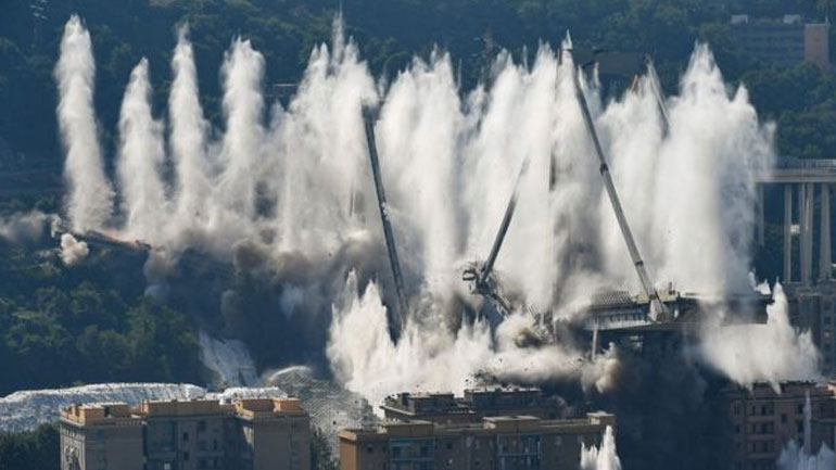Κατεδαφίστηκε με εκρηκτικά η φονική γέφυρα στη Γένοβα