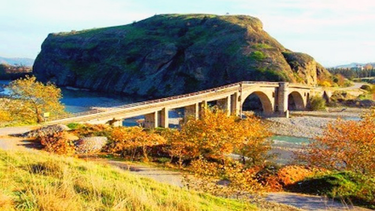 Αποκαθίστανται τρεις παλαιές γέφυρες στον Πηνειό ποταμό 